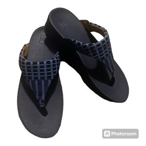 FITFLOP Womens Lulu Art Denim Midnight 7.5 Blue Thong Wedge Sandal Wobbleboard